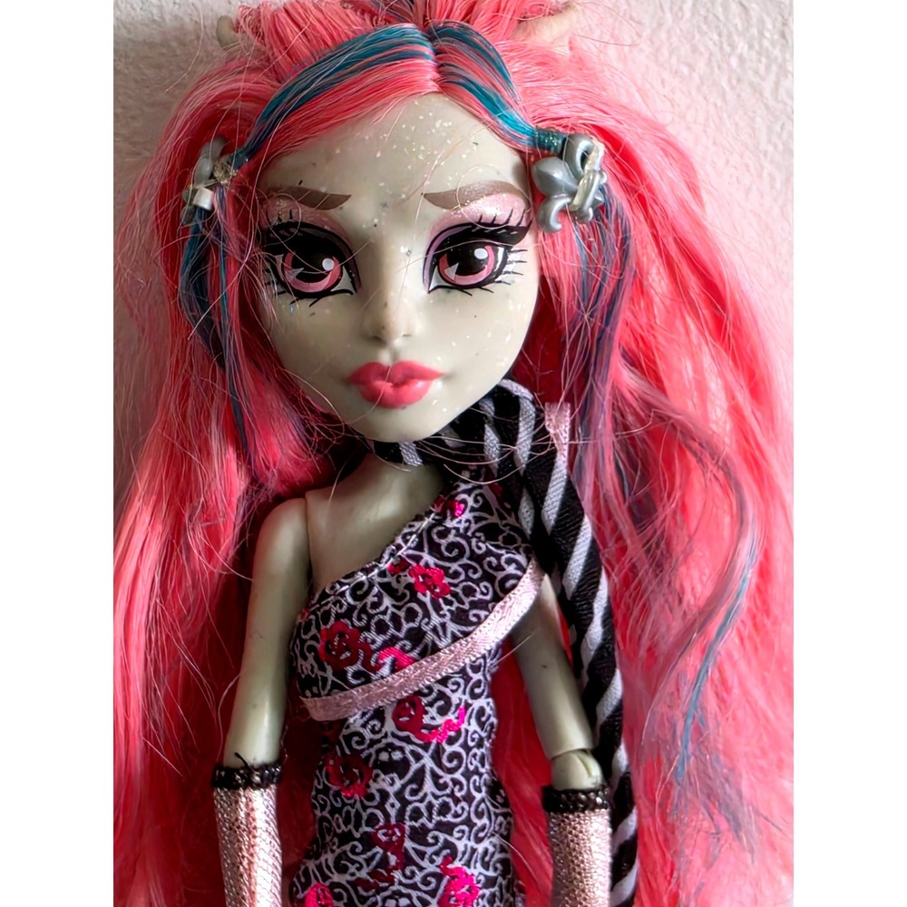 Monster High Rochelle Goyle Scaris City of Frights Doll Mattel Pink Hair